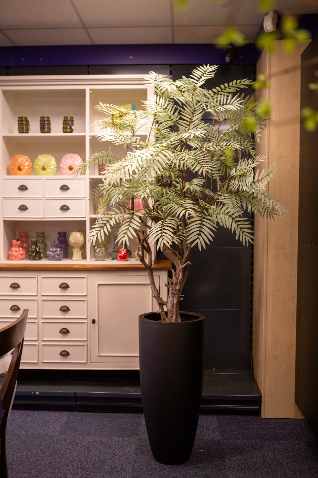 Handgemaakte zilverpalm- op echte houten stam